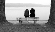 Zwei Frauen im Gespräch auf einer Bank am See)